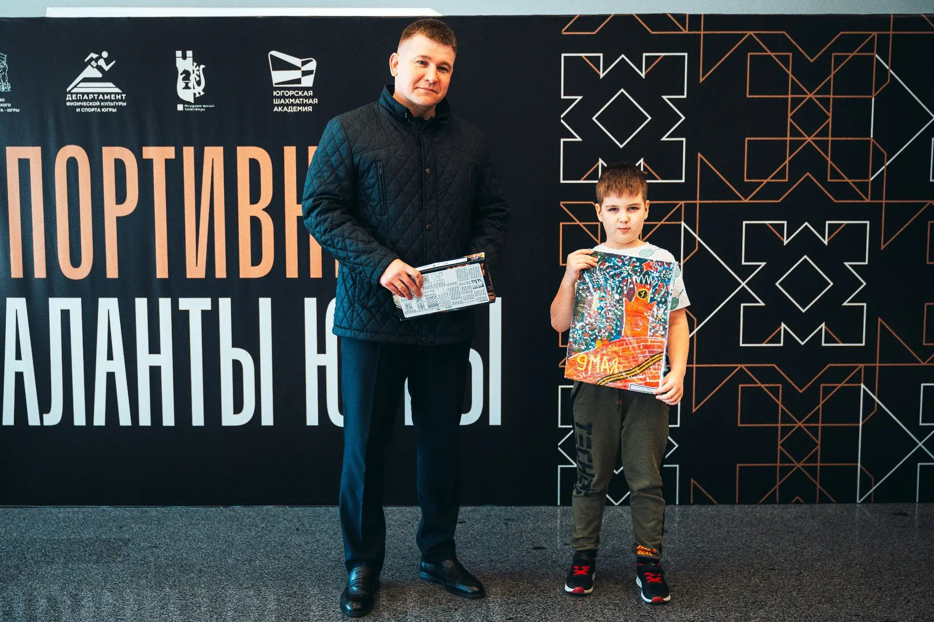 Сегодня воспитанники Югорской шахматной академии передали свои рисунки в поддержку учас...
