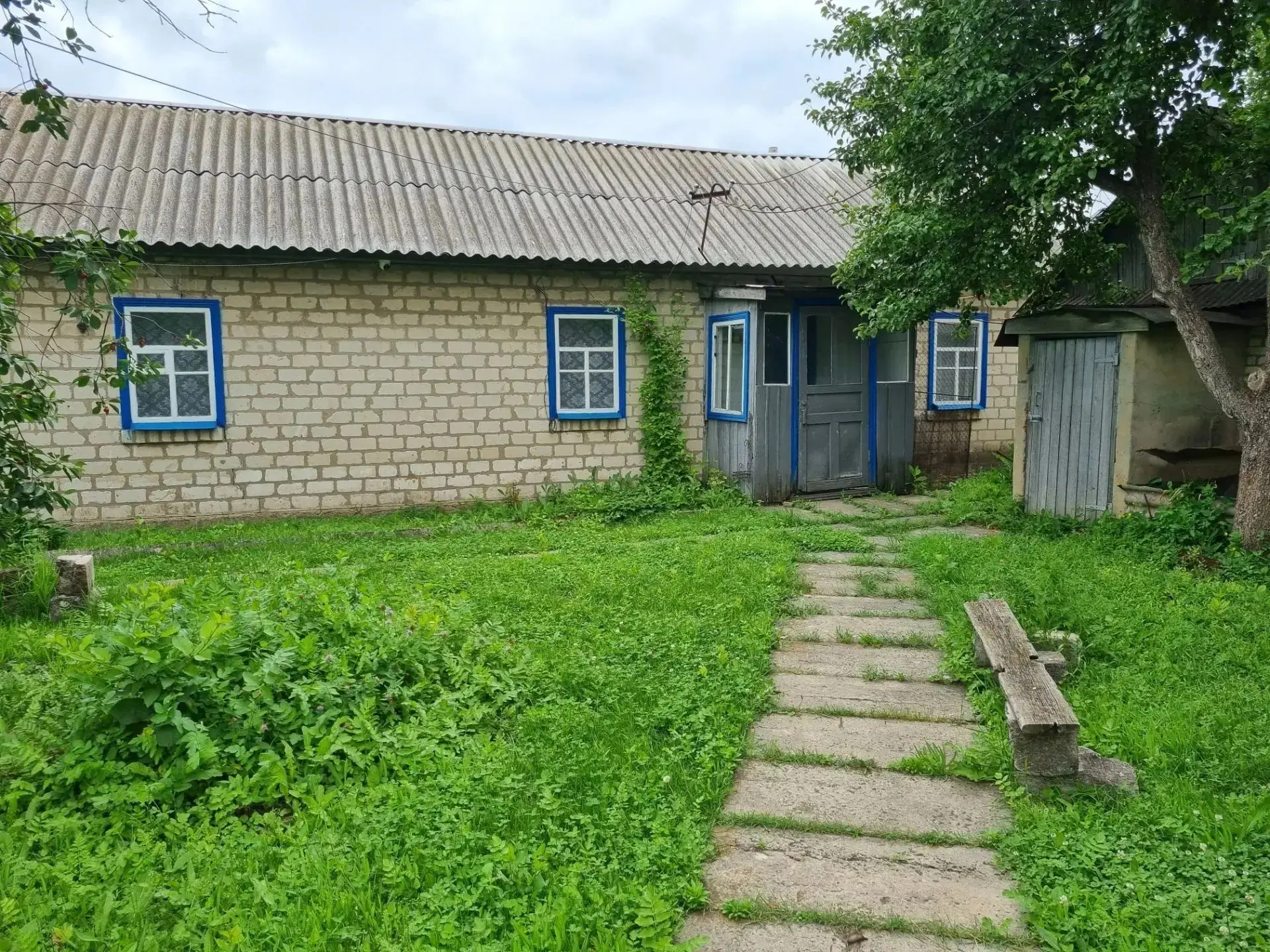 Продаётся дом в селе Чмыровка по улице Воздухофлотская. 
Площадь 68 м².
В доме есть все  удобства. Н