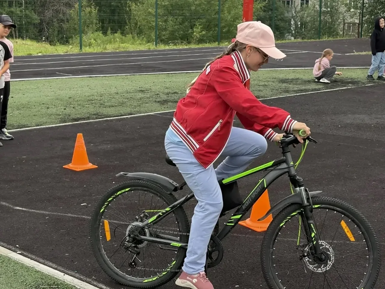 🚲 День велосипедной грамотности в «СОЛНЫШКЕ»: практика + теория

👫Воспитанники школьного лагеря «С