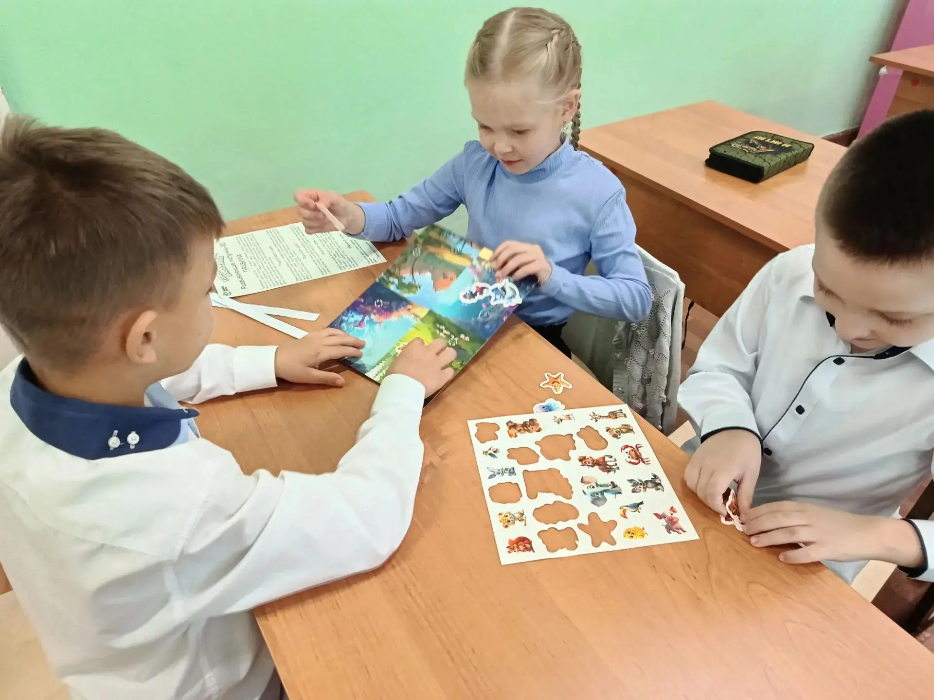 Наши первоклассники осваиваются в школе! 🏫