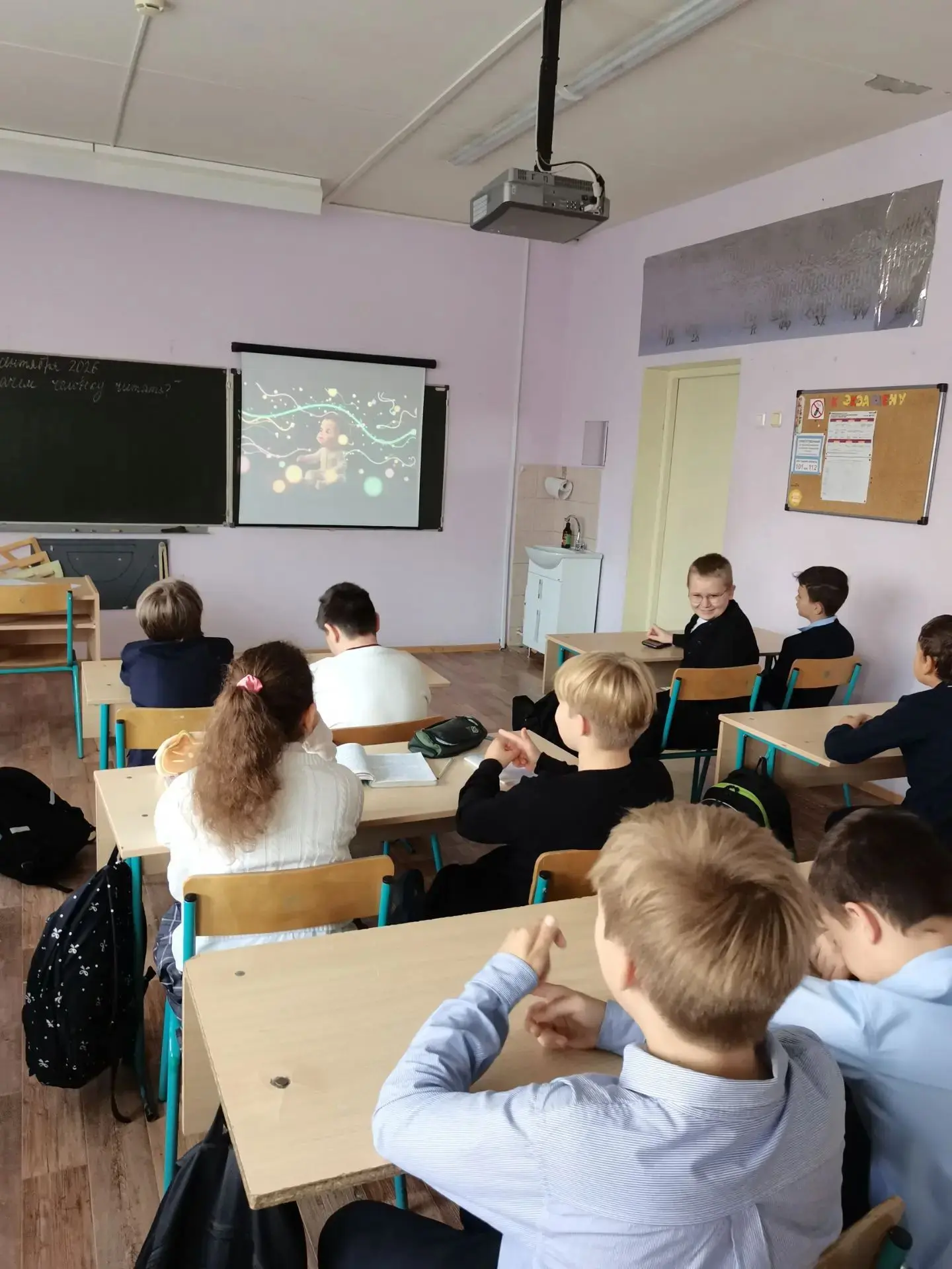 Учебная неделя началась традиционно с торжественной линейки, после которой состоялся кл...