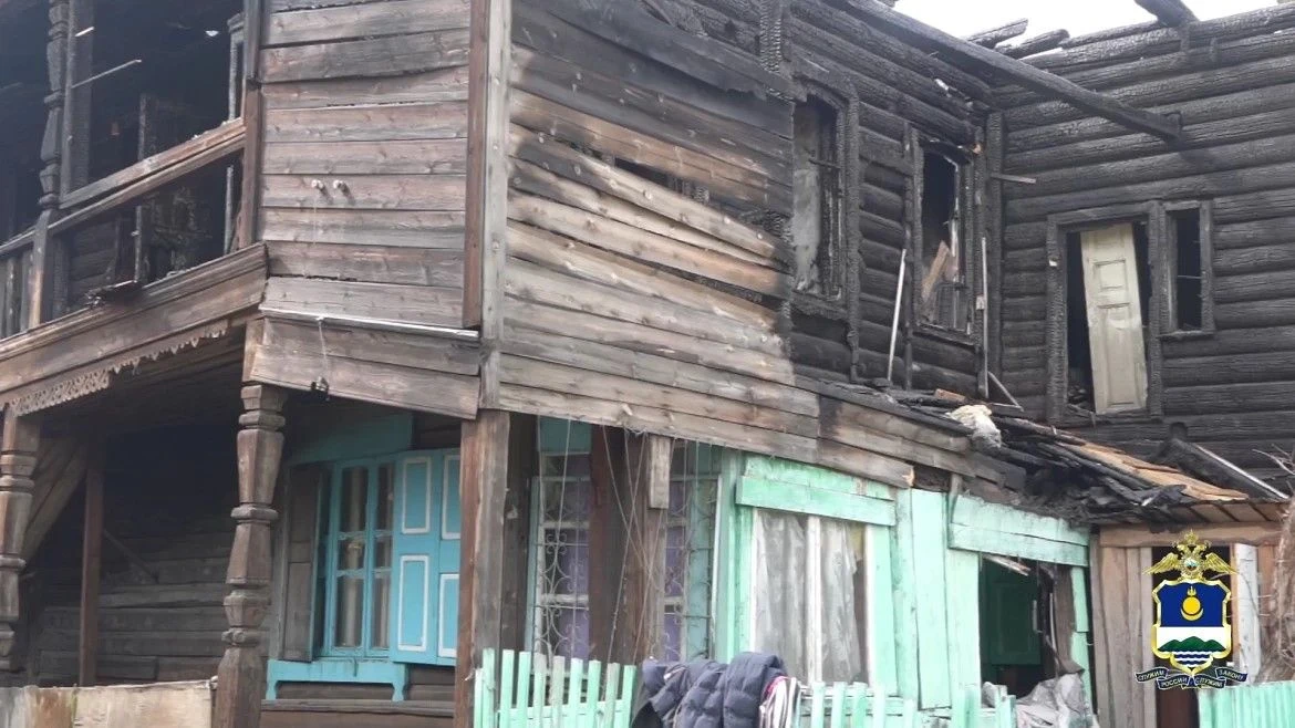 В Улан-Удэ полицейский спас три семьи из полыхающего дома🙏🏻  В ночь на 5 мая сотрудник полиции возвр