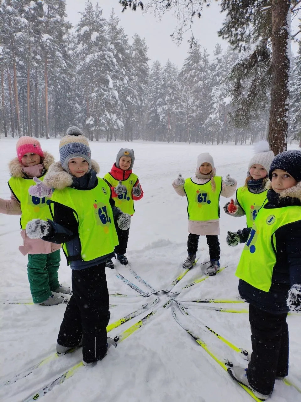 🟣 Захватывающие лыжные гонки: маленькие чемпионы на старте! ⛷️ 🏂❄️ Сегодня наши дошкольники, педагог