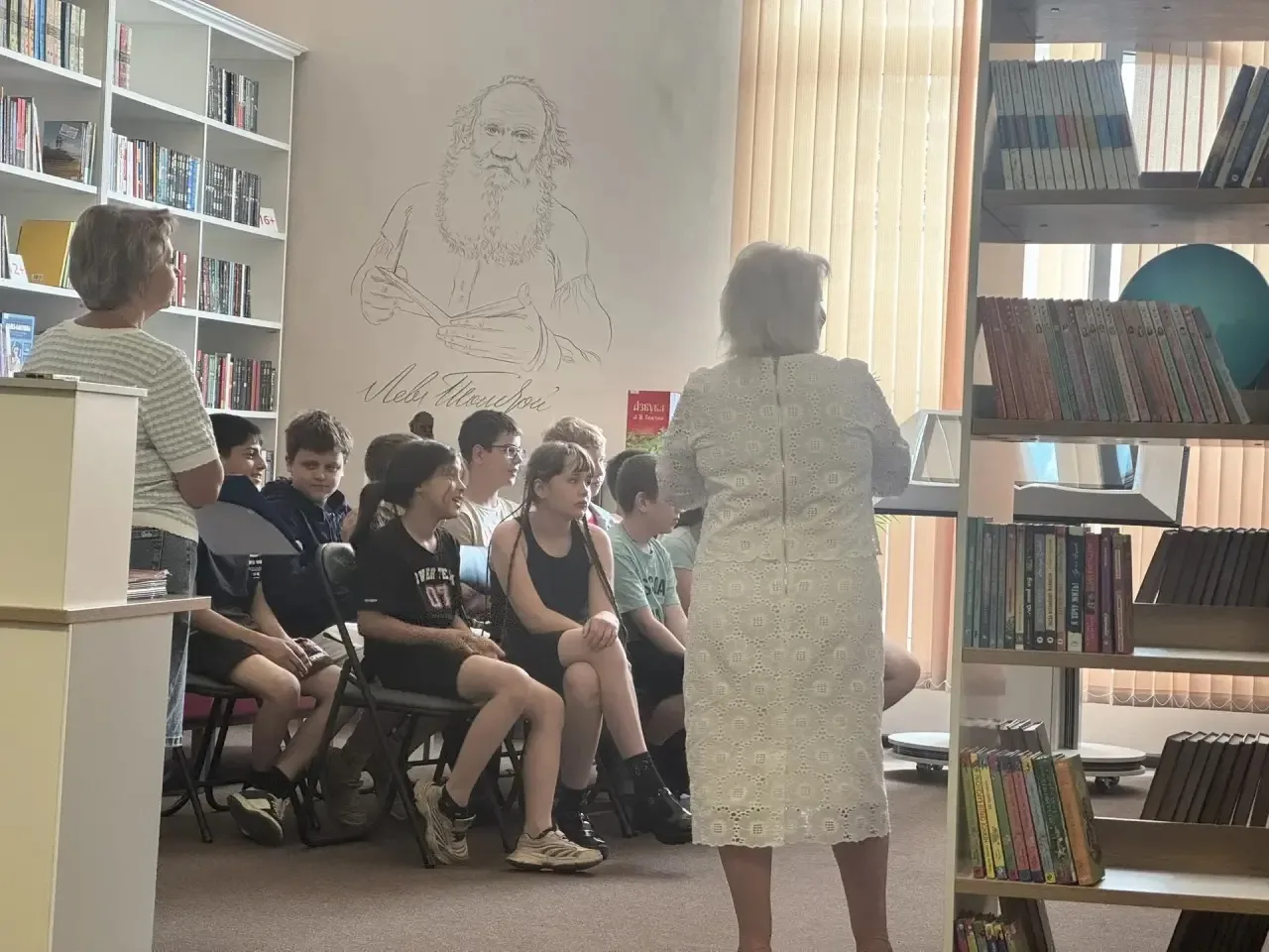 Сегодня ребята из 2 и 3 отрядов пришкольного лагеря побывали в библиотеке, где прошло т...