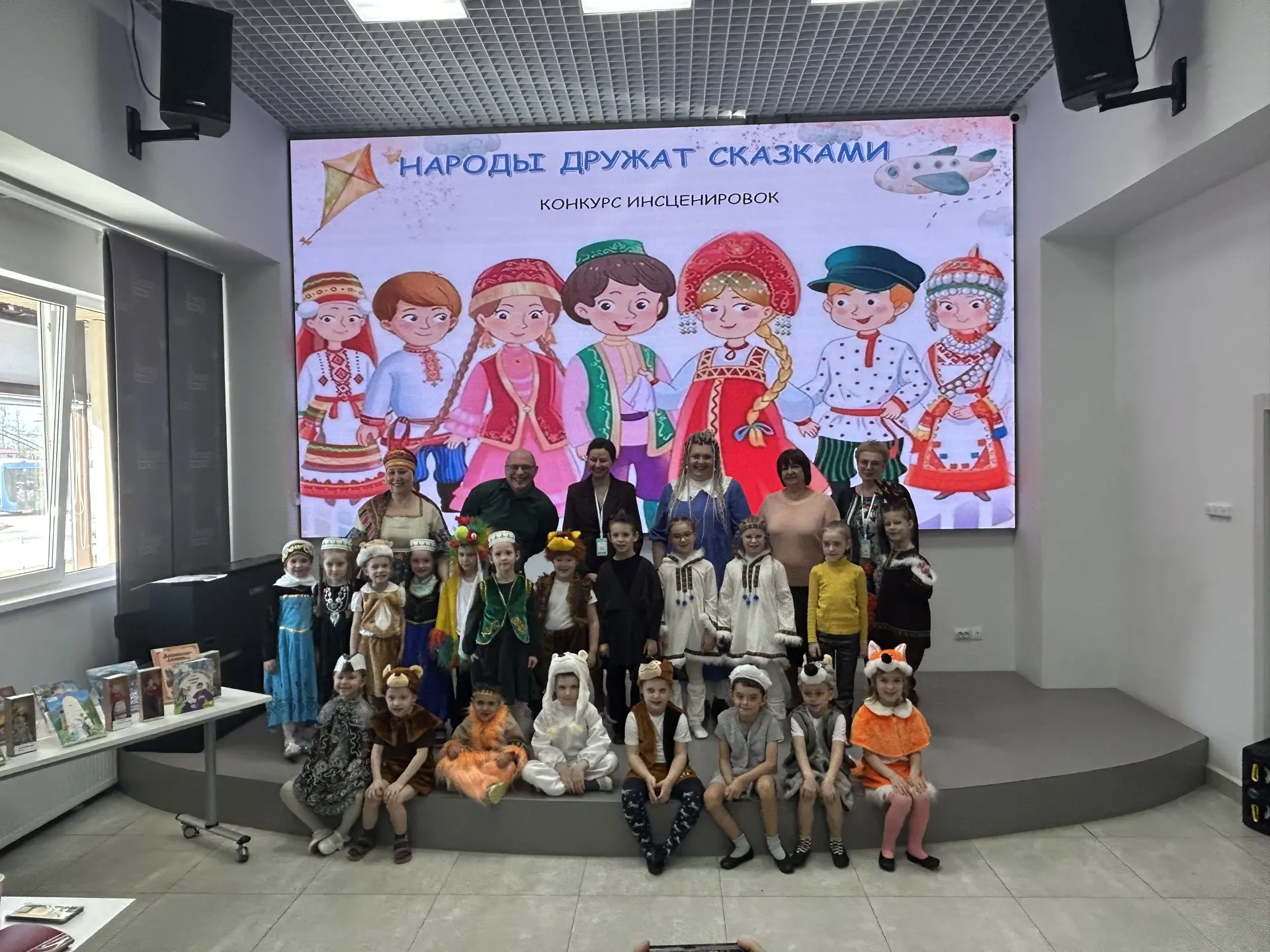 Ребята из старшей группы поучаствовали в конкурсе инсценировок в  библиотеке "Книга плю...