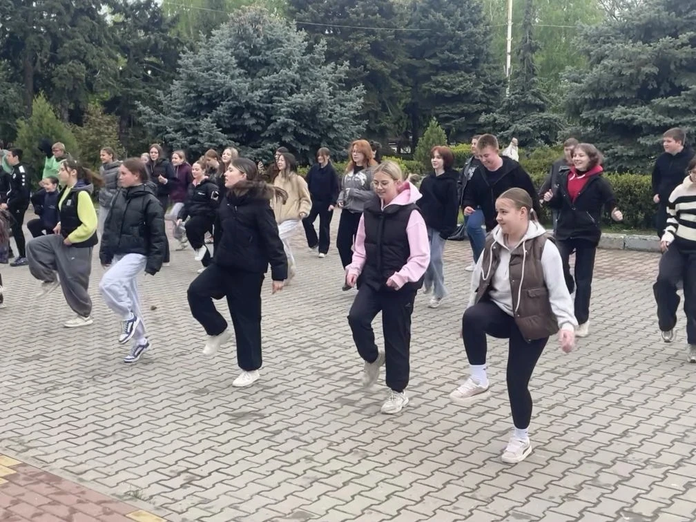 Народная зарядка с Чемпионом в честь праздника Весны и Труда  Активистки "Движения Первых" 8 "А" кла