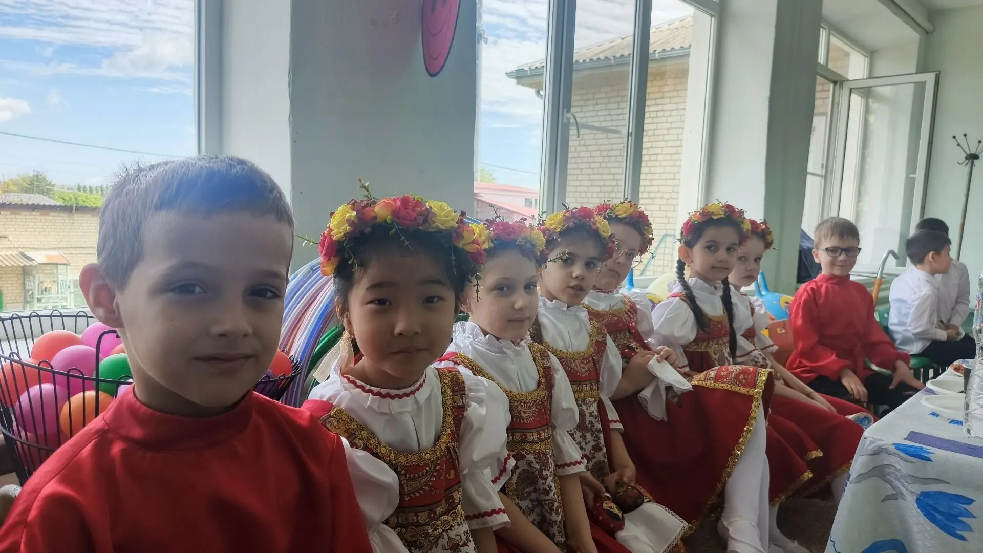 14 мая перед младшей группой ансамбля ложкарей стояла непростая задача - выступить пере...