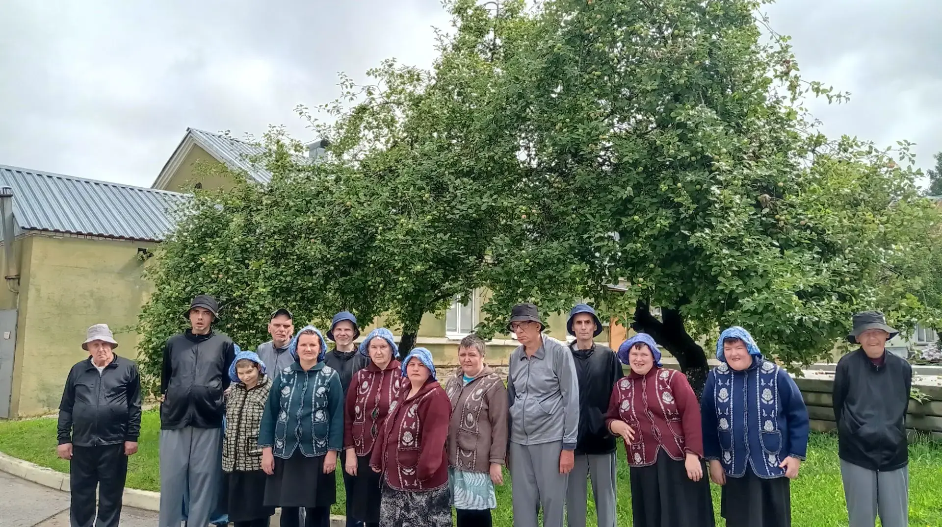 🍏🌳 Вчера наши проживающие отправились на прогулку, чтобы насладиться красотой природы...