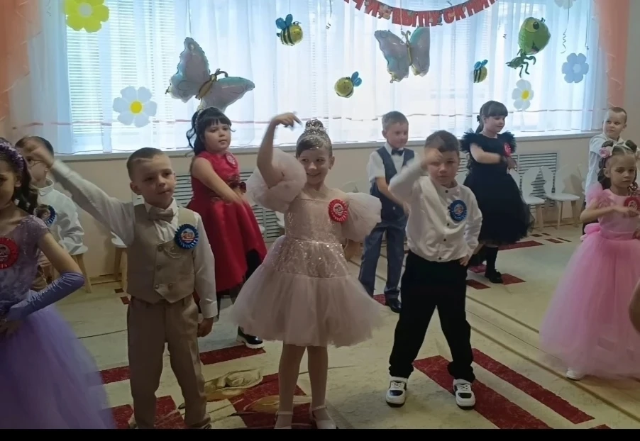 🌸Наши повзрослевшие «почемучки» попрощались с садиком. Бантики🎀, галстуки🎗, море 🌊у...