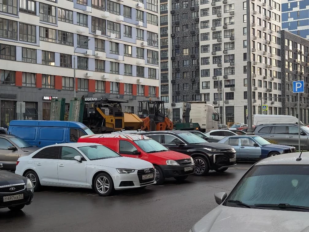 Ребята активно поработали на проезде Шеппинга. Теперь там свеженький асфальт💪🏻