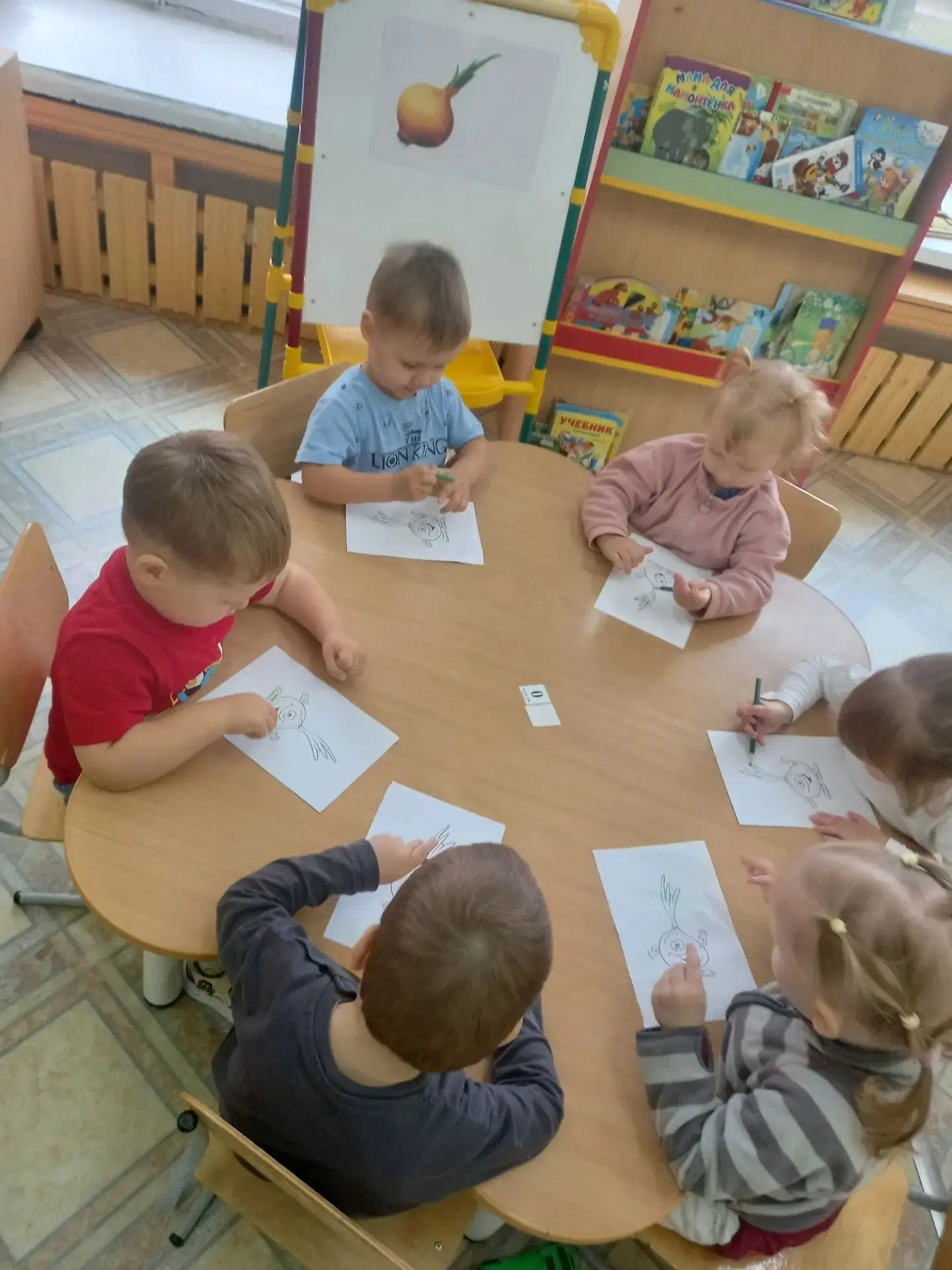 А вы знаете? Сегодня день ЛУКА! Малыши из группы 1-36 раскрашивали луковицу♥️