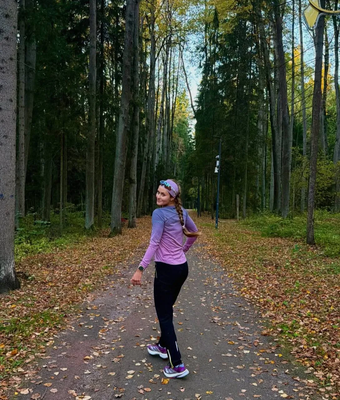 Алена Баранова на прогулке в осеннем лесу 🍂