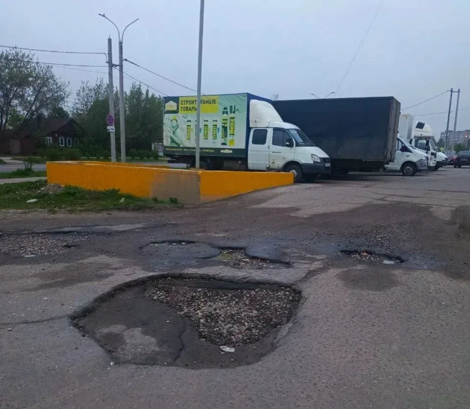 Съезд с парковки около «Магнит косметик» на ул. Генерала Хлебникова, дорога находится в...
