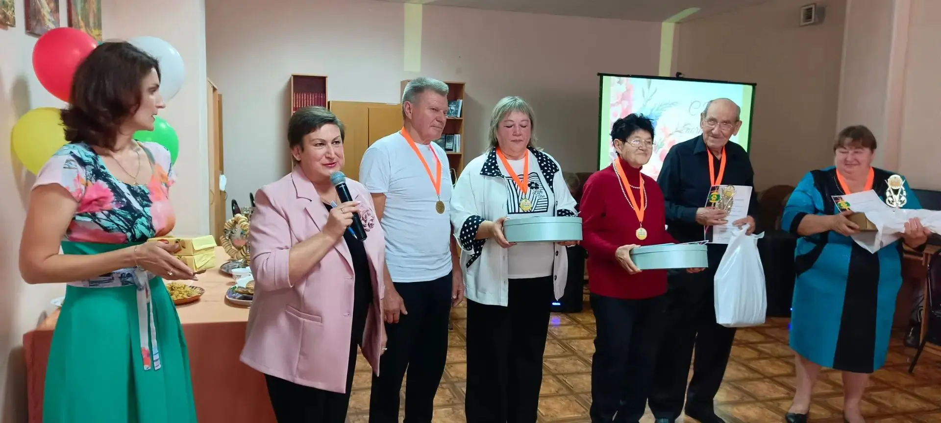 1 октября - день, когда мы чествуем мудрость, житейский опыт и теплоту души.