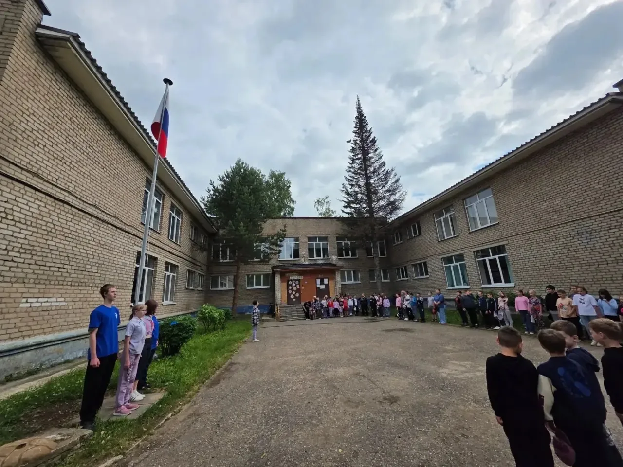 День 10
🇷🇺 День экологии в нашем лагере: весело и с пользой!
  Утро началось с торжественного подн