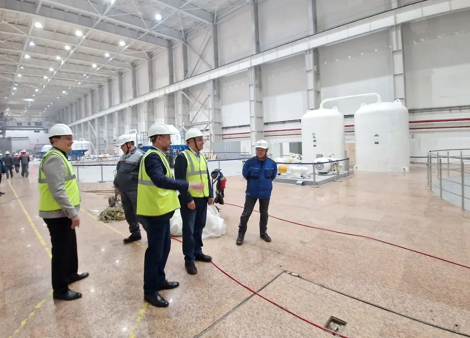 Сегодня Александр Басыров работает в Светлом. С главой поселковой администрации Алексан...