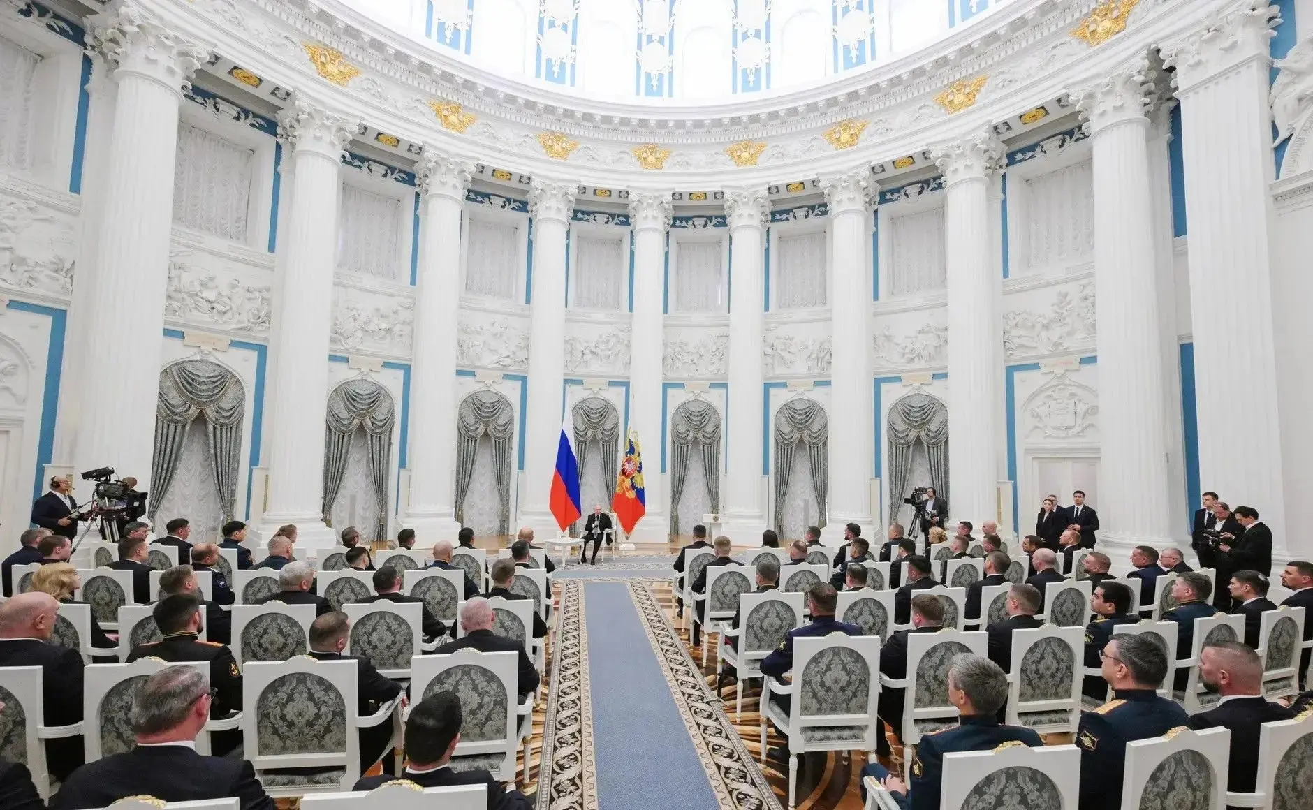 Владимир Путин встретился с выпускниками программы «Время героев»  На встречу в Кремле приехали учас