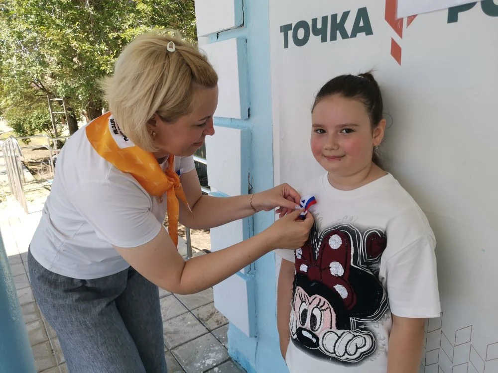 В МОУ-СОШN3 г.Красный Кут Саратовской области прошла акция  «Российский триколор» ко Дню России. 

А