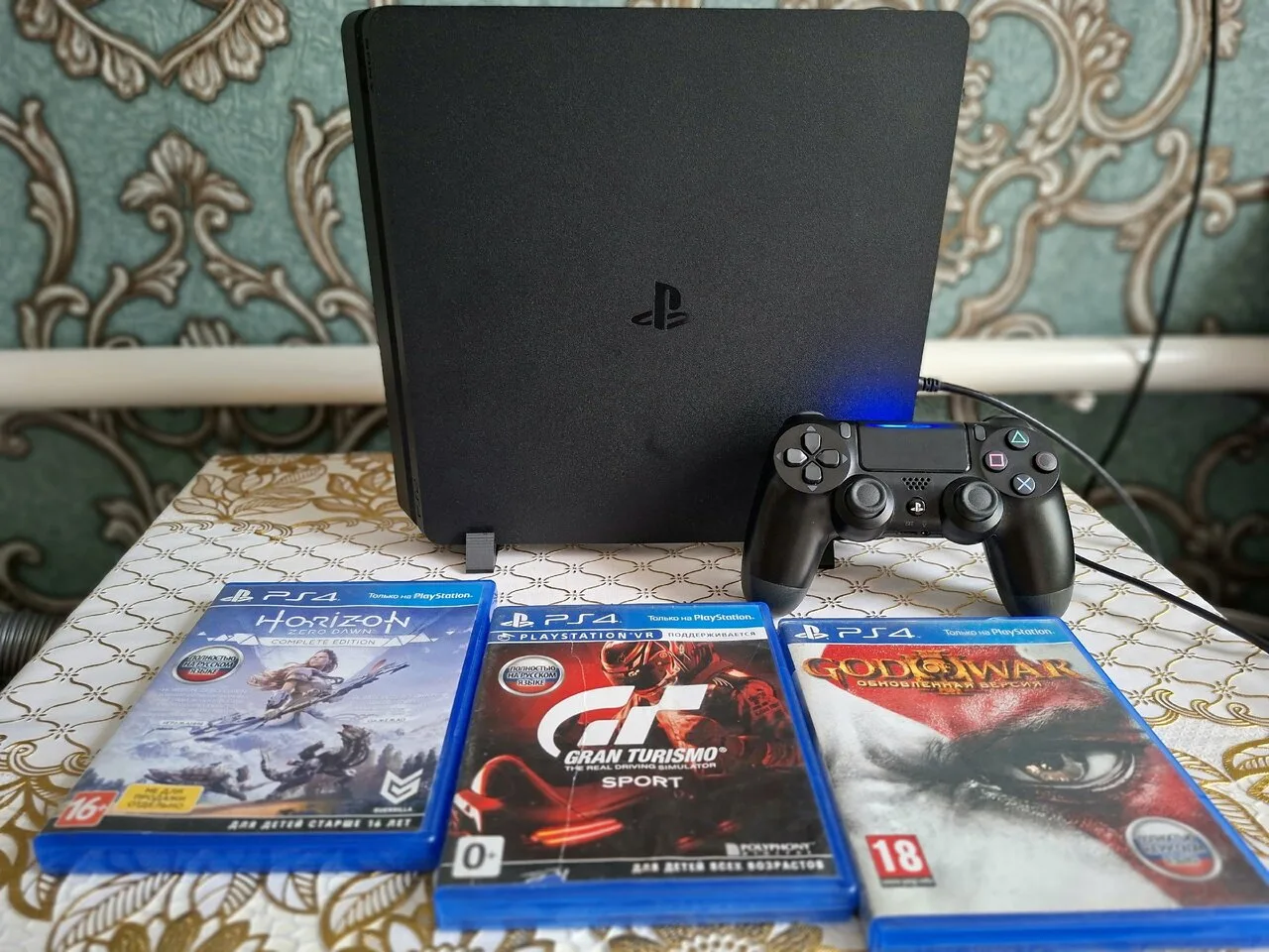 Продам Sony PlayStation 4 Slim, 23 000р
