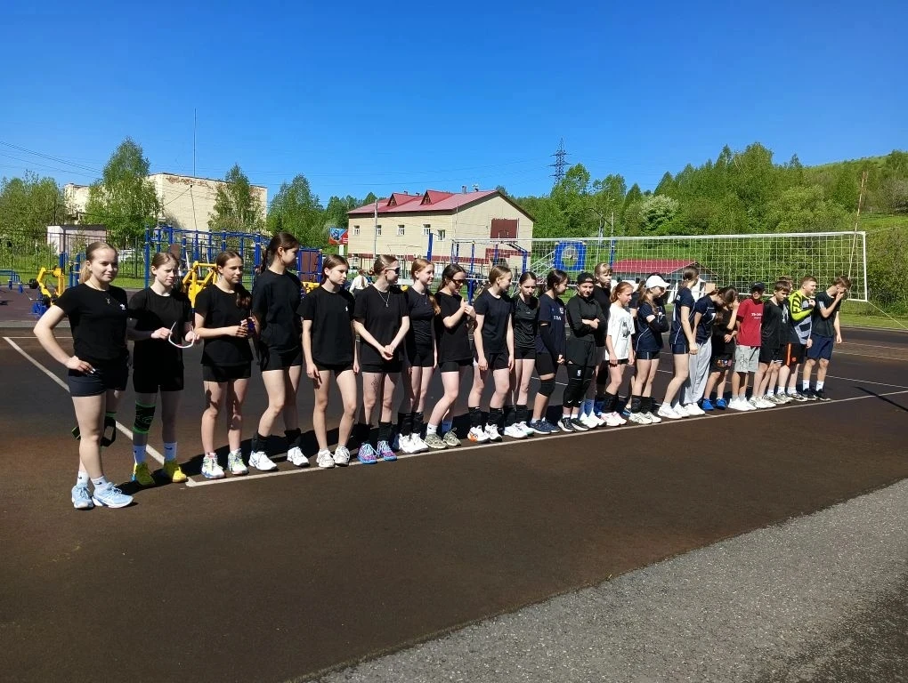🏐🌈1 июня на волейбольной площадке стадиона "Горняк" прошли соревнования по волейболу в возрастной 