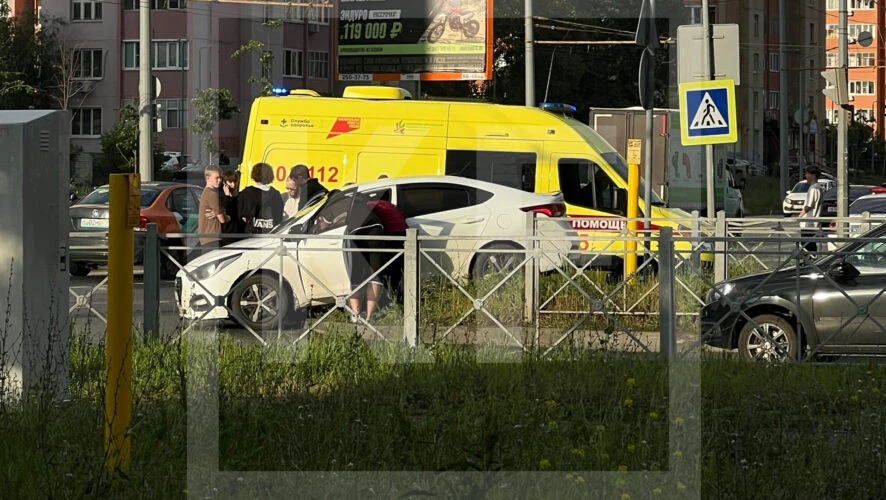 В Казани на Чистопольской Hyundai вылетел с дороги в результате ДТП

В Казани на Чистопольской улице