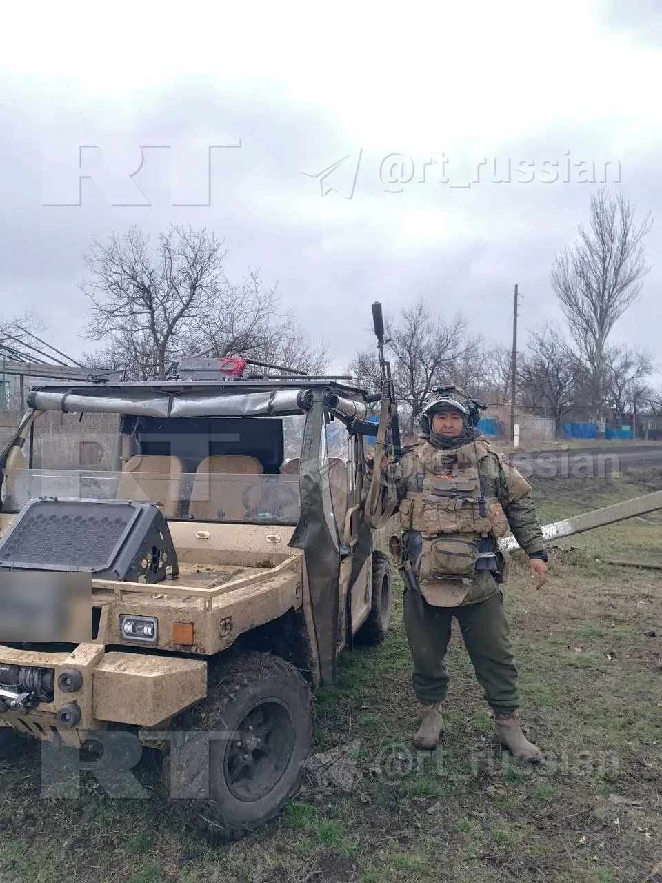 Боец из Якутии с 200 кг боеприпасов прорвался на «буханке» через горящее поле и спас со...