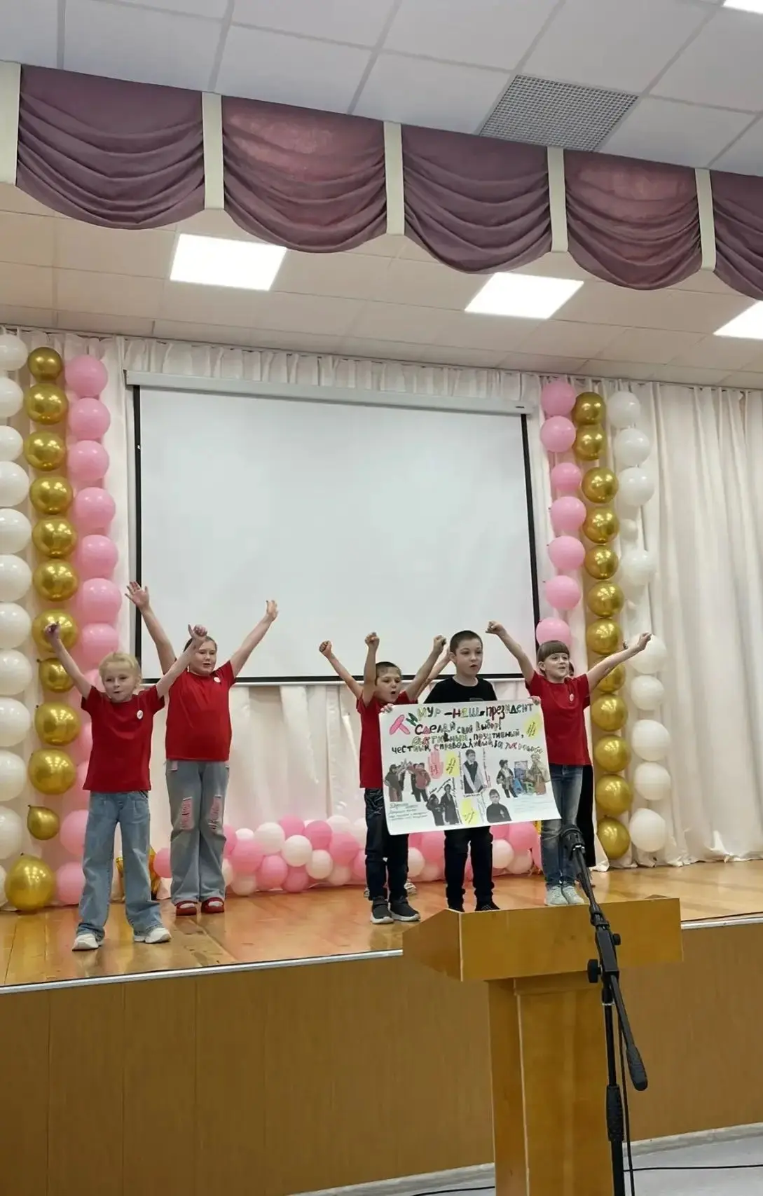 В нашем лагере прошли выборы президента!
День выдался ярким. Сначала всё запестрело агитационными пл