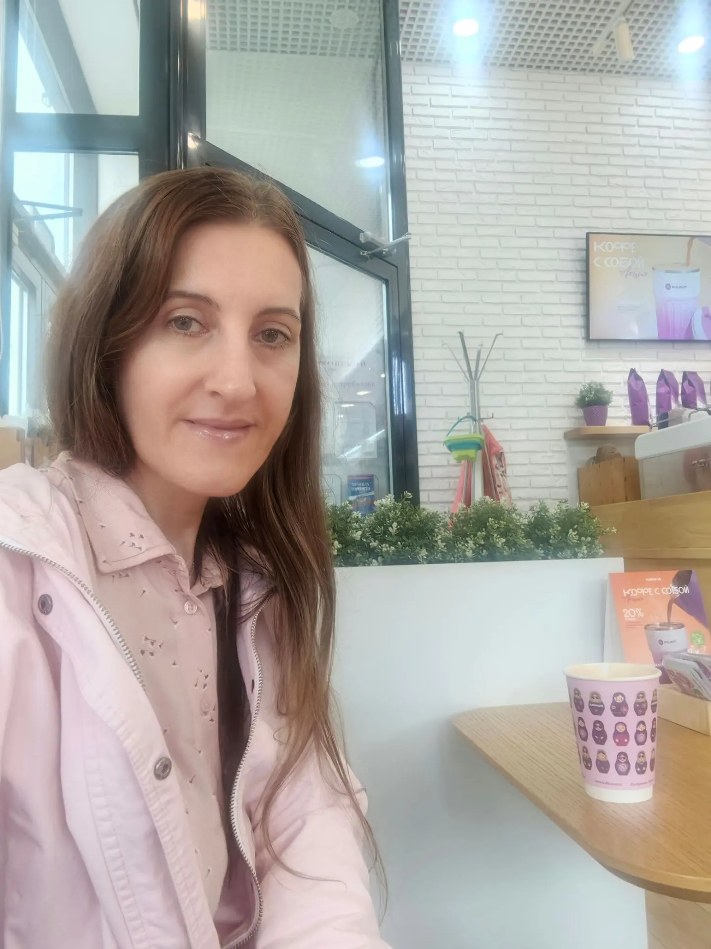 Мчу на экскурсию с клиентом к застройщику. Перерыв на кофе, это жизненно необходимо😁