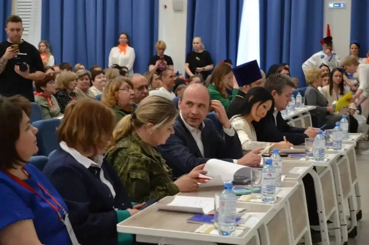🎉 Поздравляем с блестящей победой на зональном этапе областного конкурса!  Ученики 4 «Е» класса МОУ 
