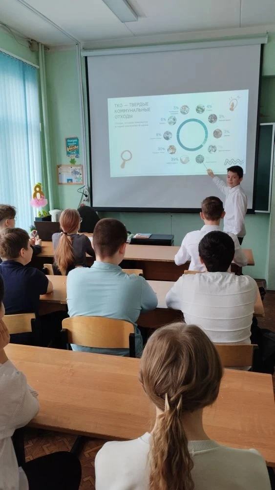 В понедельник, 20 апреля, в МАОУ гимназия 13 прошли очередные занятия цикла «Разговоры о важном». Се
