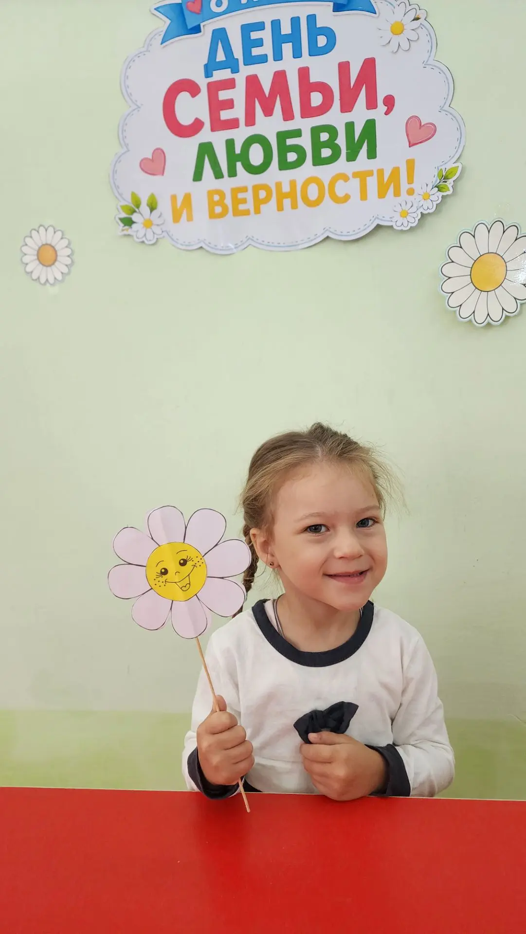 Дети изготовили праздничные ромашки.
Дошколята увлеченно мастерили ромашки для своей семьи! 
Каждая 