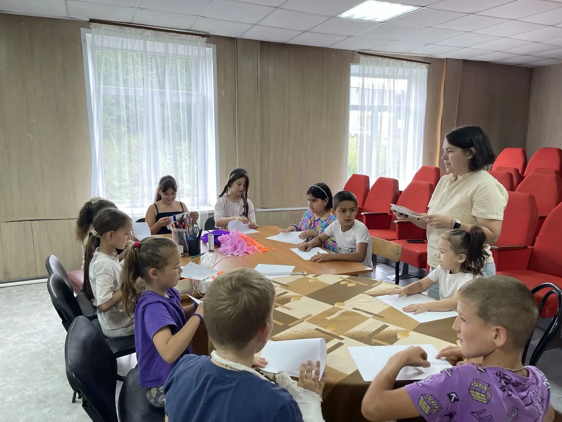 Сегодня в нашем ДК прошел мастер-класс по изготовлению воздушных змеев, и, кажется, это событие запо