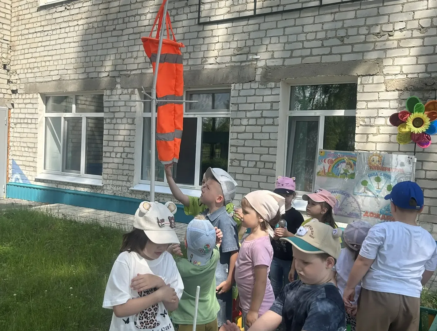 🌬️ Наблюдение за ветром!

Ребята во время прогулки побывали на метеоплощадке и обратили внимание на