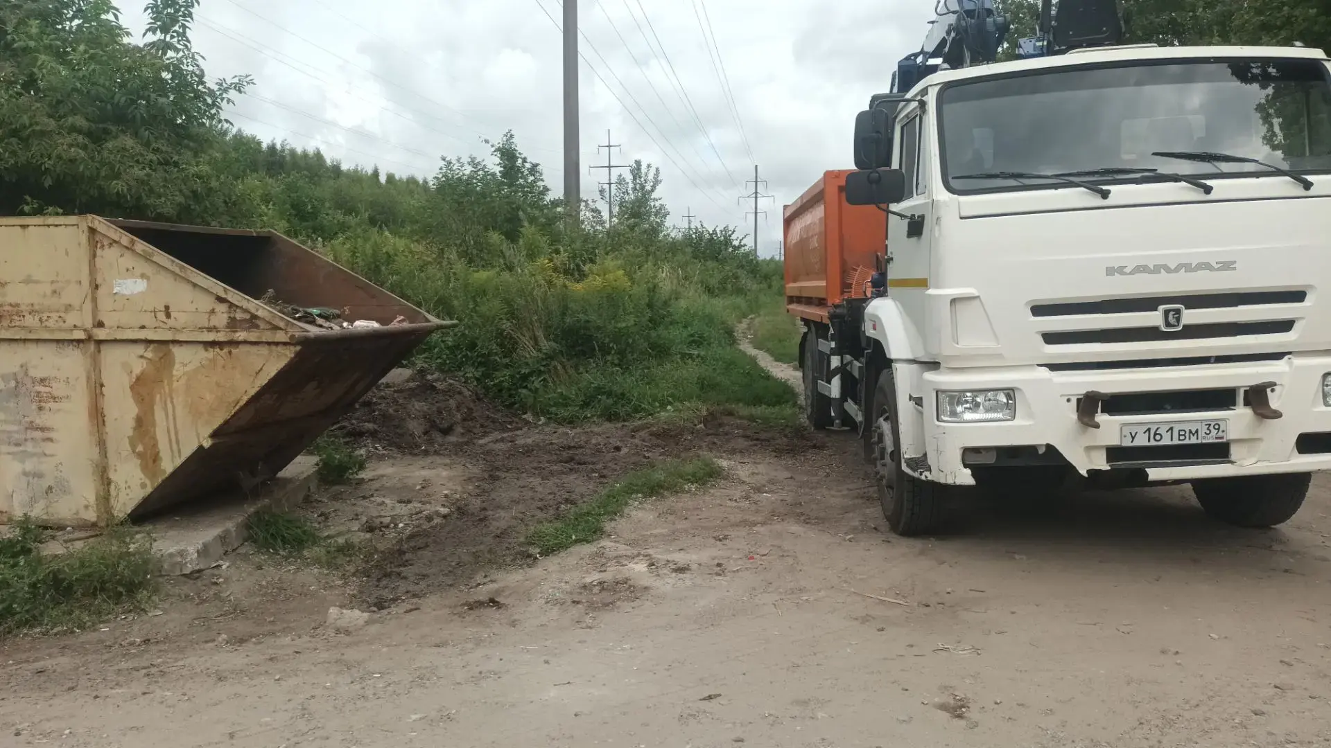 ⚡В понедельник специалисты провели комплекс работ по благоустройству территории: