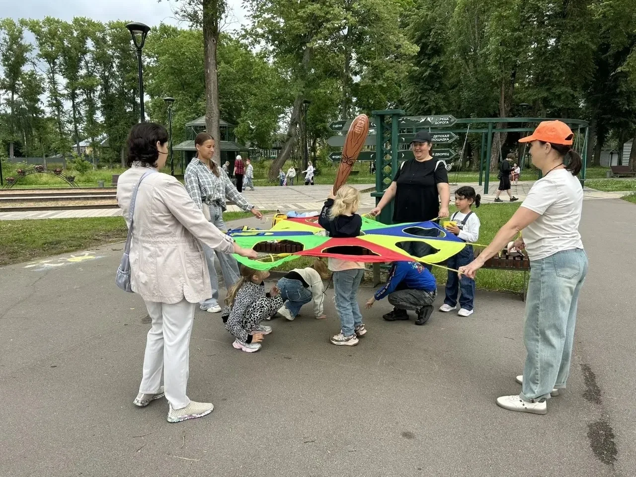 Городской сад 4 июля вновь превратился в настоящую «Страну развлечений». Педагоги Дома детского твор