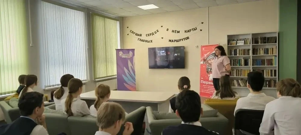 🎥 Кинолекторий «Путь героя»  📎 12 февраля советники директора по воспитанию школы №115 провели для у
