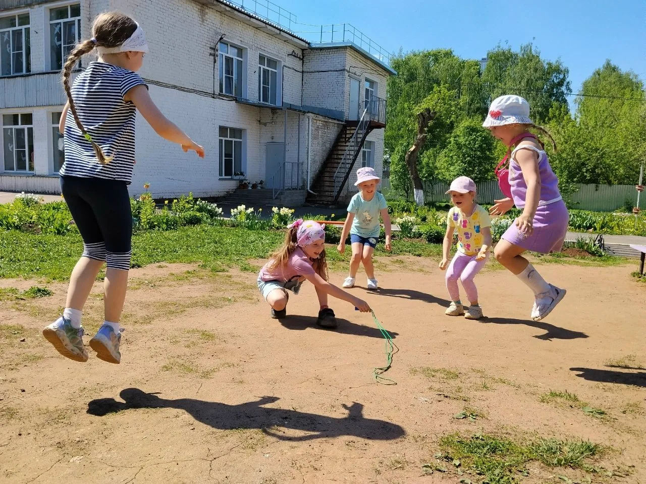 Наконец-то погода радует нас солнцем🌞 и теплом💥!
В нашем детском саду🌟 жаркий май проходит на Ура