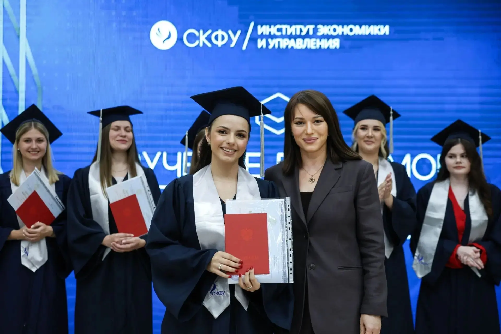В СКФУ началась череда торжественных церемоний вручения дипломов на факультетах, в инст...