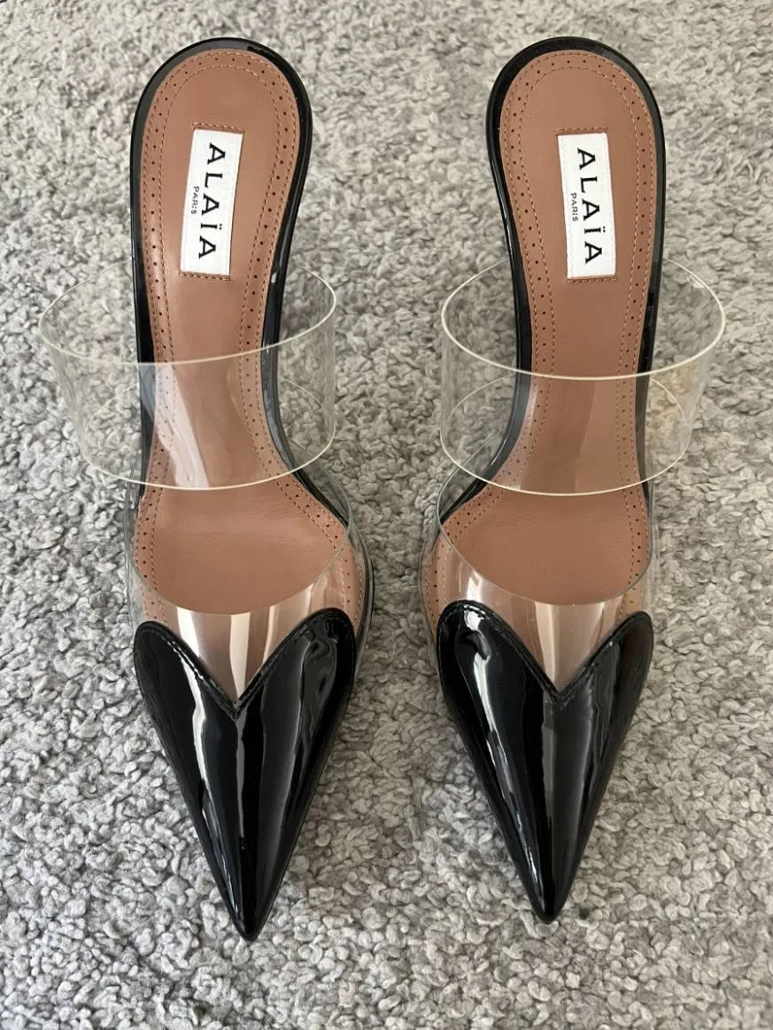Черные туфли Alaia 😍

Бренд: Alaia
Комплект: Пыльник
Состояние: новое, не носились 
Размер: 39 

Ст