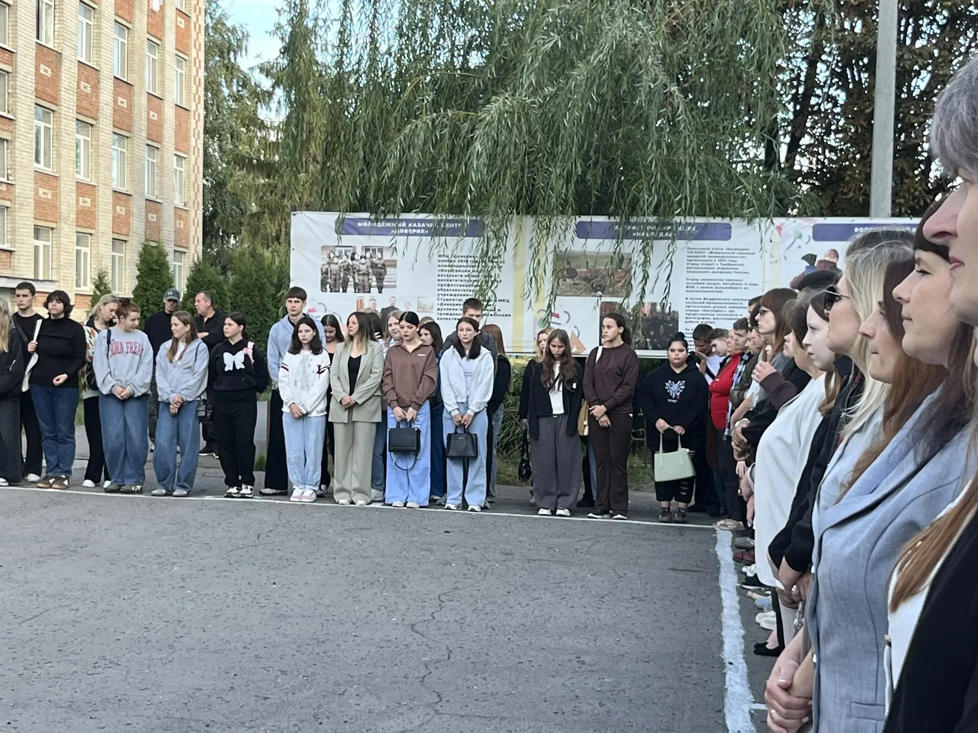 📸 Понедельник — дело серьезное! Сегодня начали неделю с торжественной линейки и поднят...