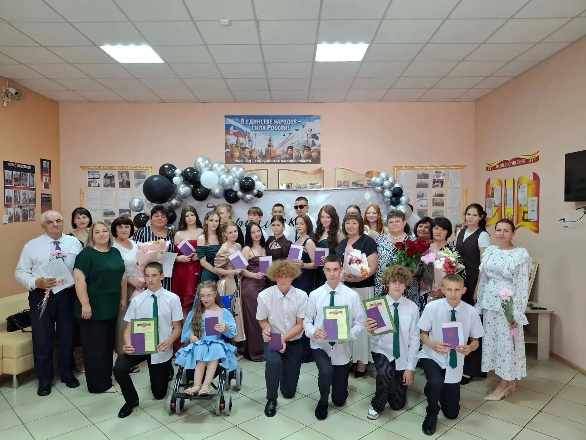 Поздравляем наших выпускников 9 класса! 🎉🎓

Вот и прозвучали трогательные прощальные слова 😢, и н