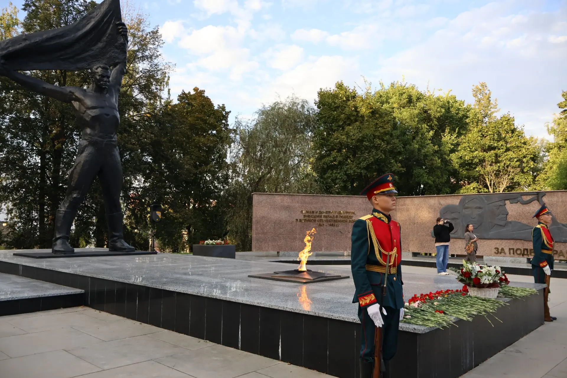 Сегодня наши студенты и сотрудники стали частью большой городской акции у Вечного огня....