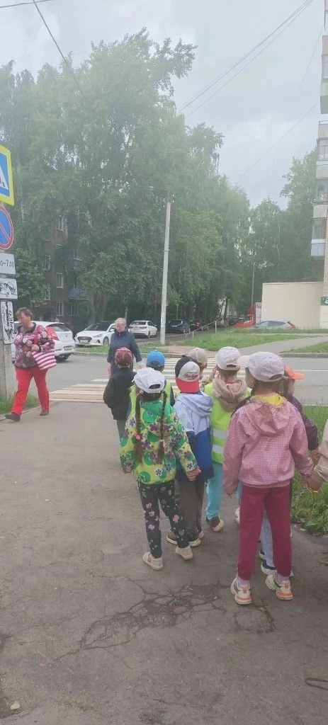 Безопасность детей на дороге — задача, которая требует совместных усилий семьи и детского сада. Один