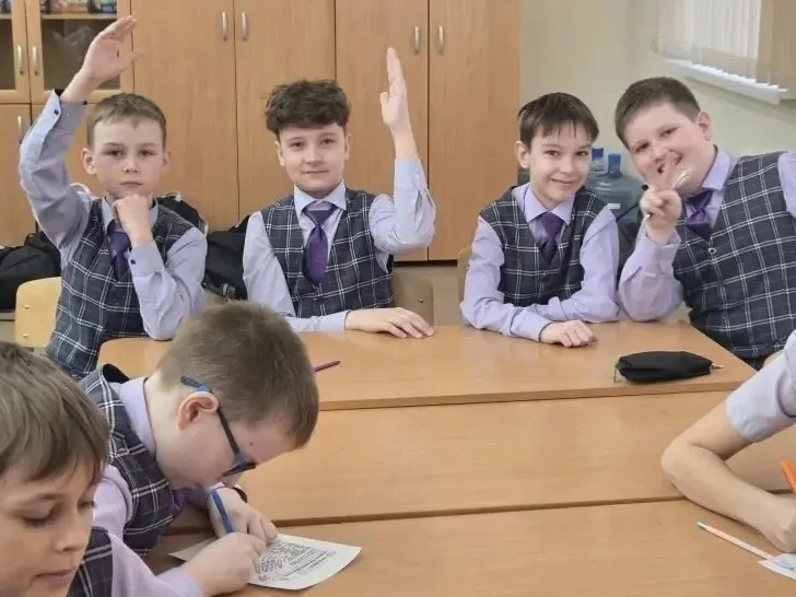 10 апреля обучающиеся 8 "В" класса провели в четвертых классах "Космический баттл", приуроченный ко 