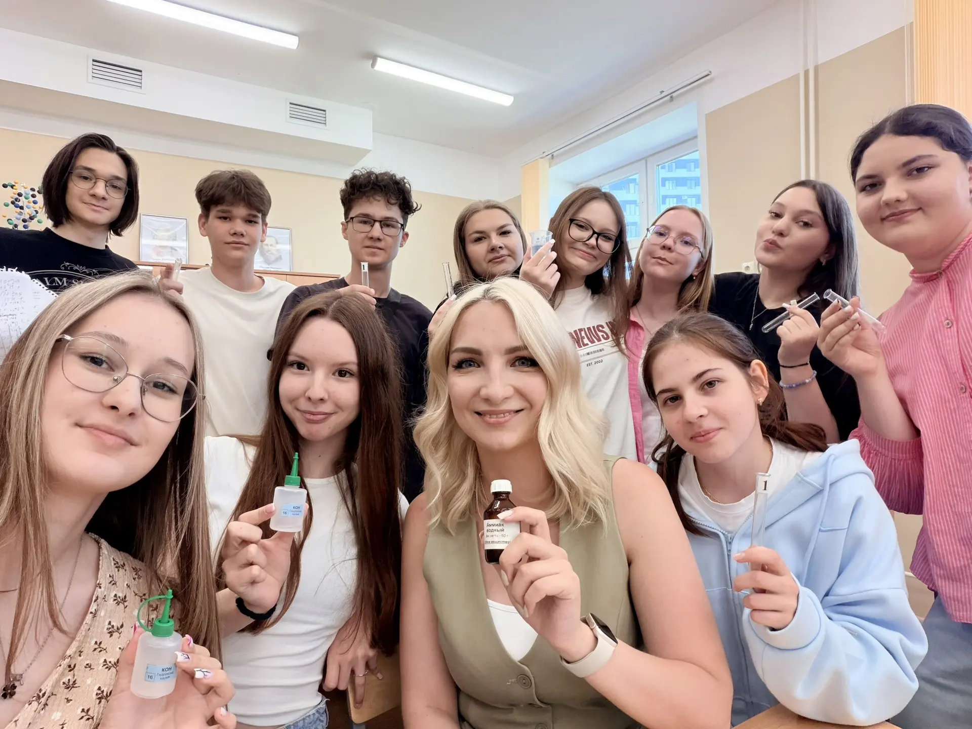 Мои замечательные девятиклашки вовсю готовятся к экзамену по химии! Сегодня отрабатывали эксперимент
