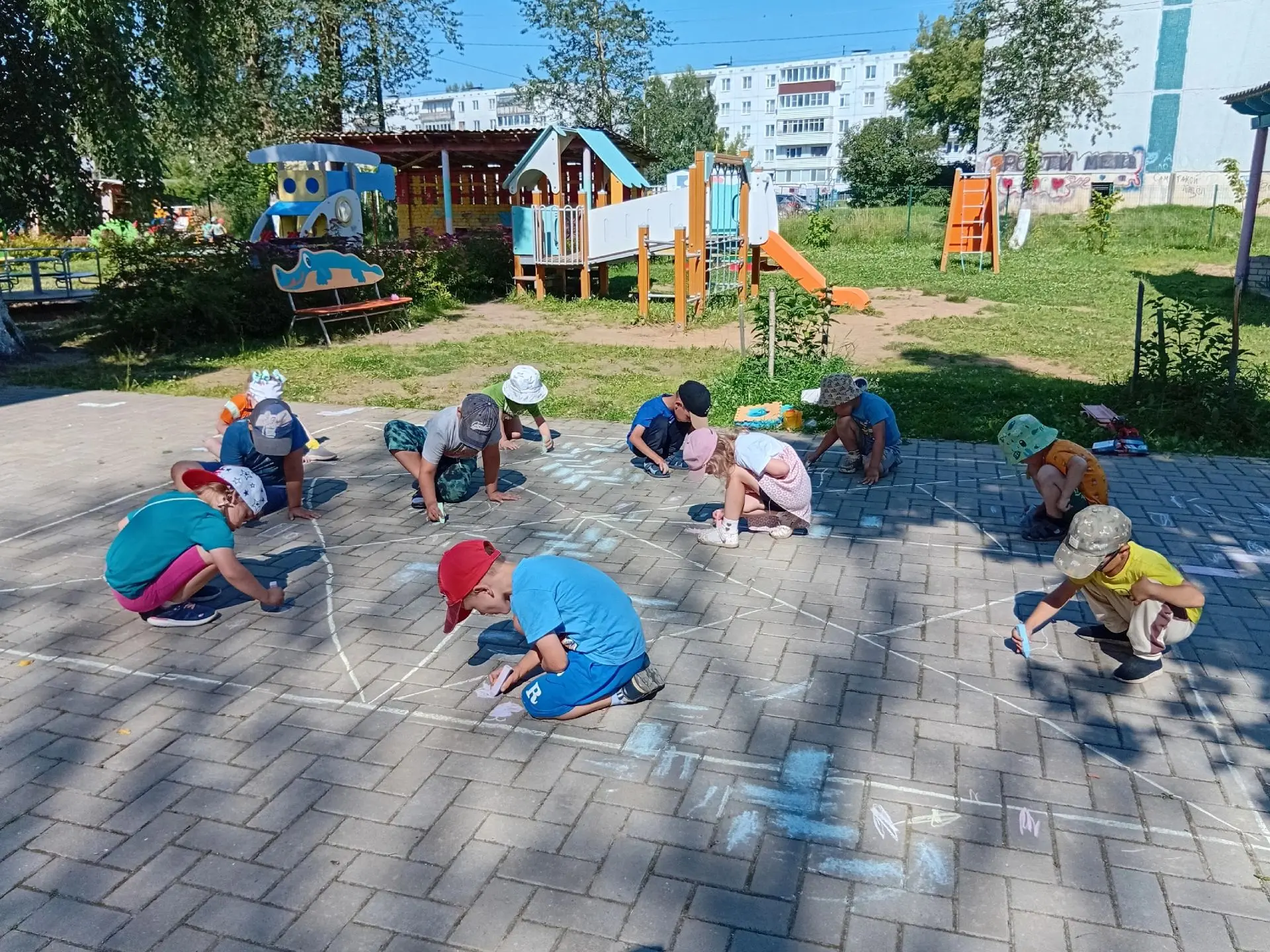 Лето — идеальное время для творчества на свежем воздухе! ☀️🎨