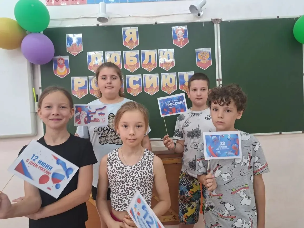 На летней школьной площадке прошел тематический день. Мы не стали рассказывать детям скучные лекции 