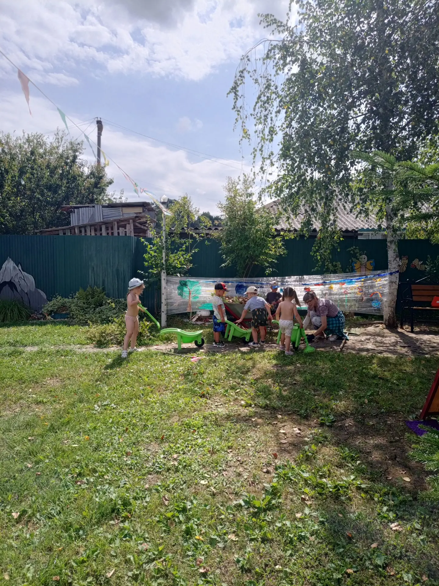 Сегодня малыши с интересом наблюдали за работой садовника. Они видели, как она старательно  наводит 