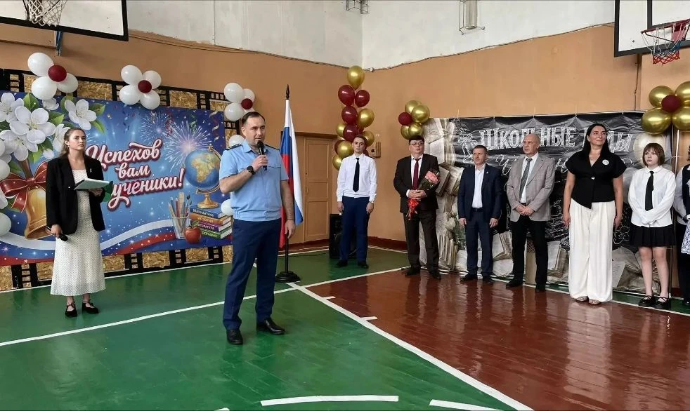 Прокурор Брянской области Владимир Мосин принял участие в торжественной линейке, посвящ...