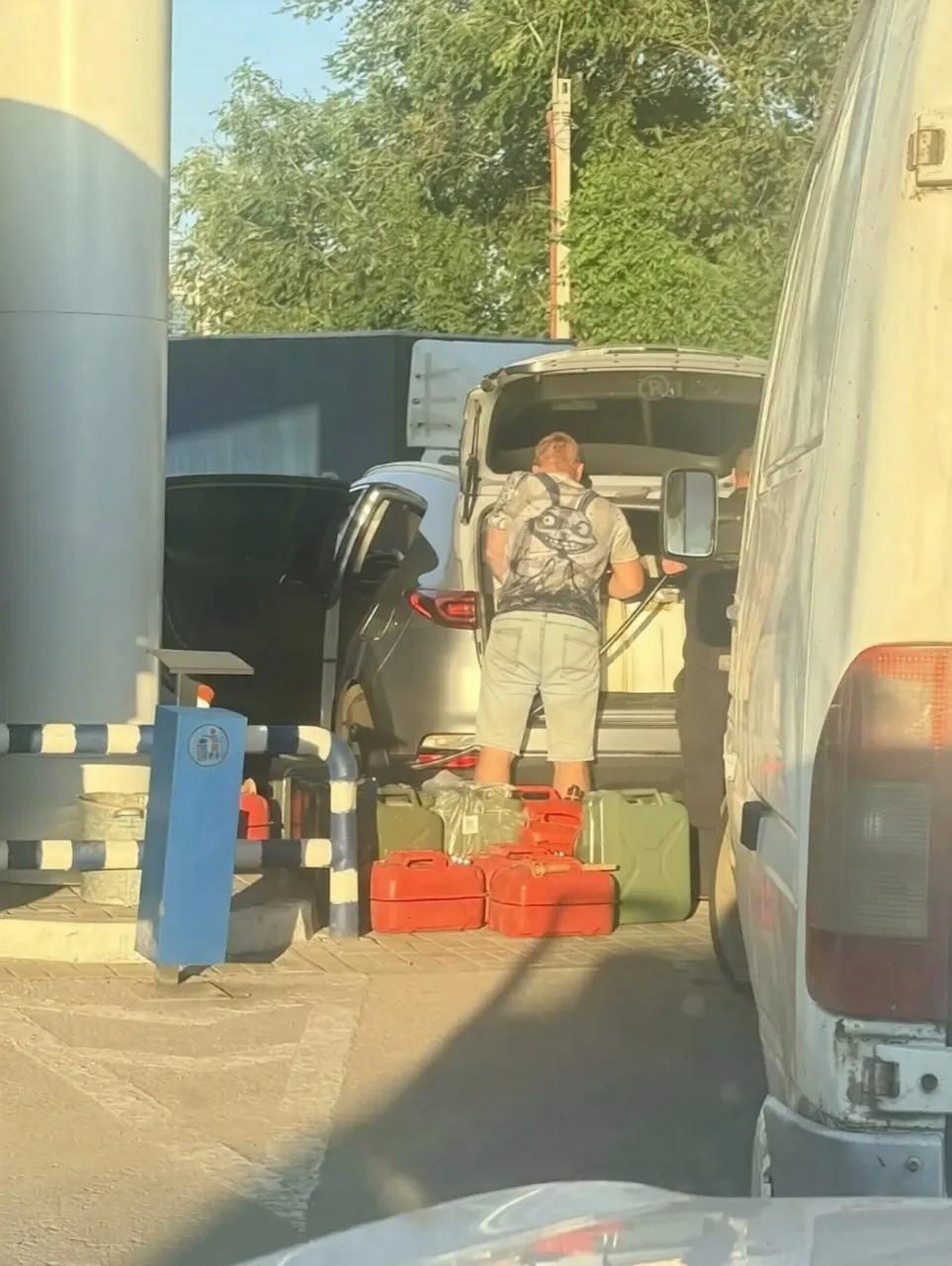 ⛽️ Автомобилисты с канистрами растянули очереди на заправках Западного в Ростове — полного бака прих